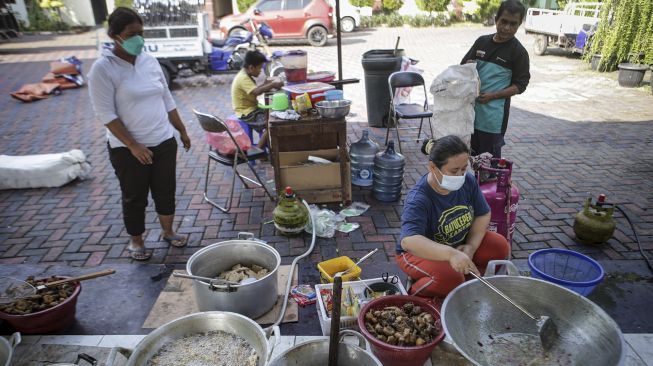 Warga memasak lauk di dapur umum Kecamatan Batu Ceper, Kota Tangerang, Banten, Sabtu (17/7/2021). [ANTARA FOTO/Fauzan]