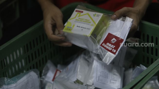 Pekerja menyortir paket obat COVID-19 di gerai ekspedisi pengiriman barang SiCepat di Jalan K.S Tubun, Petamburan, Jakarta, Sabtu (17/7/2021). [Suara.com/Angga Budhiyanto]