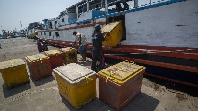 Warga menurunkan muatan dari dari kapal penyebrangan di dermaga Pelabuhan Kaliadem, Muara Angke, Jakarta, Sabtu (17/7/2021). [ANTARA FOTO/Aditya Pradana Putra]