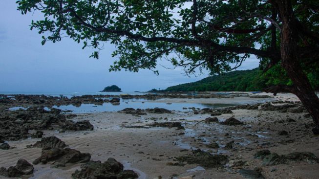 Pantai Punggur Tuing [Kenedy/Suara.com]