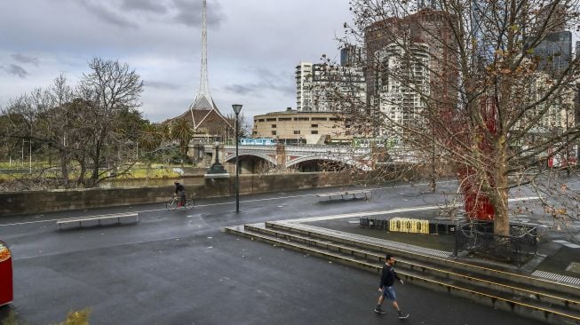 Suasana area pejalan kaki yang biasanya sibuk terlihat sepi di Melbourne, Australia, pada (16/7/2021). [ASANKA BRENDON RATNAYAKE / AFP]