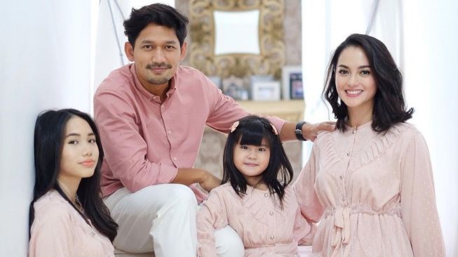 Ririn Ekawati bresama Ibnu Jamil dan dua putrinya. [Instagram]