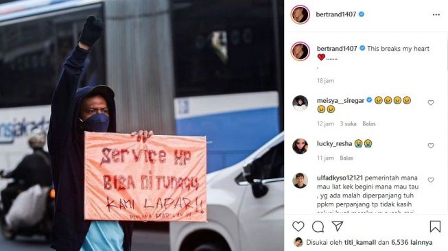 Bertrand Antolin mengunggah foto tukang service ponsel yang turun ke jalan. [Instagram]