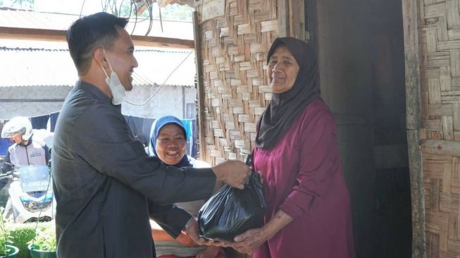 Bagi-Bagi Sembako, Sahrul Gunawan Diminta Buka Masker oleh Warga