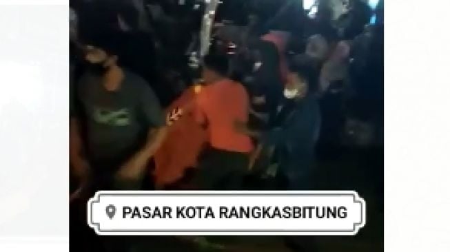 Cek fakta kerusuhan di pasar Rangkasbitung (tangkap layar video yang viral di aplikasi perpesanan)