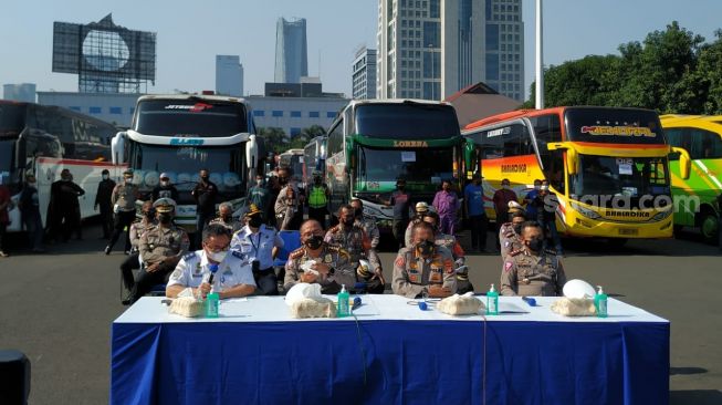 Polda Metro Jaya Kandangkan 36 Bus AKAP Langgar PPKM Darurat