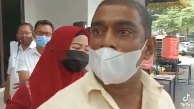 Pria yang Usir Satpol PP di Medan Viral Lagi, Kini Ancam Cerai Istri di Depan Umum