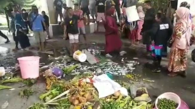 Pedagang di Pasar Tradisional mengamuk karena dilarang berjualan saat PPKM [SuaraSulsel.id / Istimewa]