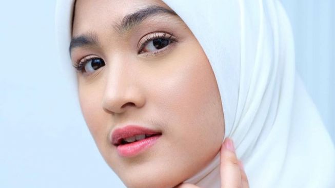 11 Potret Seleb Cantik Berkumis Tipis Hariandeteksi