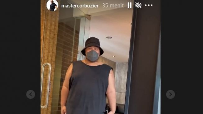 Pakaian Ivan Gunawan yang bikin kesal Deddy Corbuzier. [Instagram]