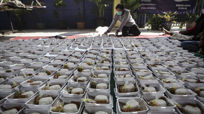 Warga menyiapkan hidangan makanan di dapur umum Kecamatan Batu Ceper, Kota Tangerang, Banten, Sabtu (17/7/2021). [ANTARA FOTO/Fauzan]