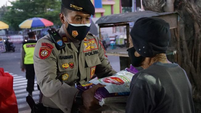 Selain Sosialisasikan Prokes, Polres Malang Beri Bantuan ke Para Pedagang