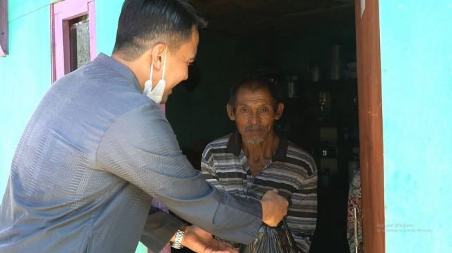 Sahrul Gunawan membagi-bagikan sembako ke warga di daerah Pangalengan, Bandung. [Instagram]