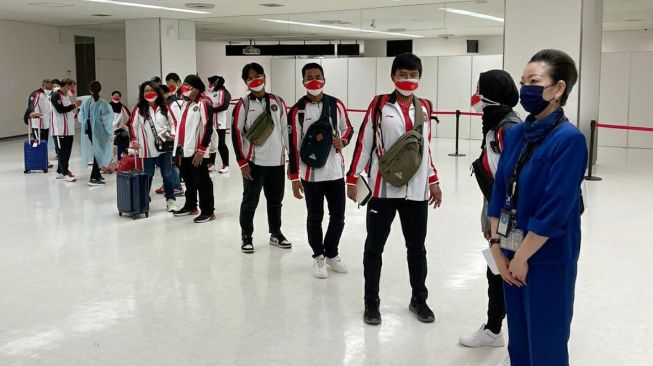 13 atlet serta 11 pelatih dan ofisial Indonesia untuk Olimpiade Tokyo tiba di Bandara Narita Tokyo Jepang Minggu (18/7).  [Foto KBRI Tokyo]
