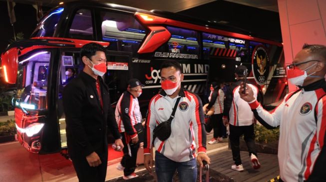 Bus Juragan99Trans antar 13 atlet dan official dari Indonesia ke Olimpiade Tokyo menuju Bandara Soekarno-Hatta. [dokumentasi pribadi]