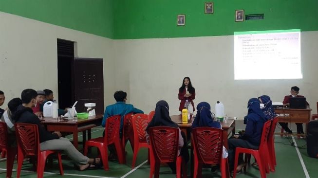 Mahasiswa PMM 90 UMM Ajak Pemuda Babadan Kediri Ubah Kulit Nanas Jadi Pupuk