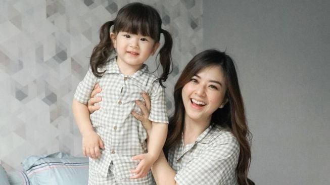 Potret Vechia Putri Samuel Zylgwyn dan Franda (Instagram/@frandaaa87)