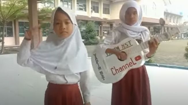 Viral nyanyian dua bocah SD soal aturan PPKM. (Youtube/yapim)