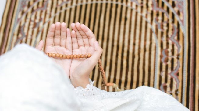 wanita membaca doa selepas solat sunat subuh