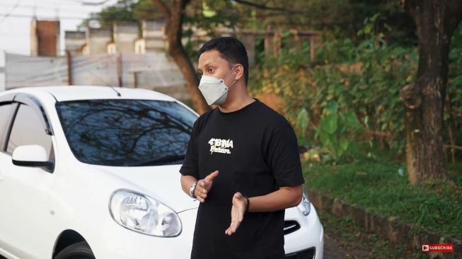 Arief Muhammad bersama mobil Nissan March yang dibeli dari followernya (Tangkapan Layar Youtube/Arief Muhammad)
