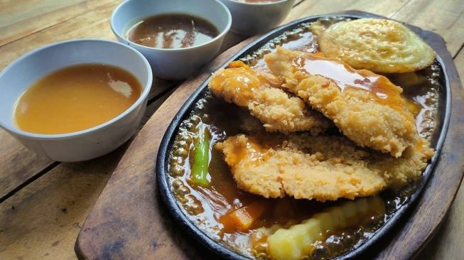 Dhen Bagoes Steak, Sensasi Makan Steak dengan Kuah Pedas
