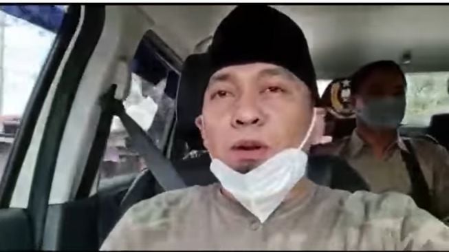 Ustaz Ujang Bustomi bagi-bagi duit ke masyarakat saat PPKM Darurat (Youtube)