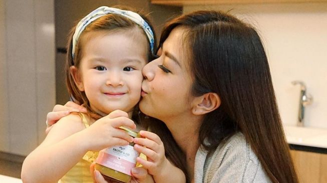 Hamil Anak Kedua, Franda Makin Cantik saat Main di Pantai Bareng Vechia