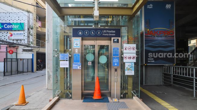 Lift untuk penumpang MRT yang ditutup dengan menggunakan cone di Stasiun MRT Haji Nawi, Jakarta Selatan, Minggu (18/7/2021). [Suara.com/Alfian Winanto]