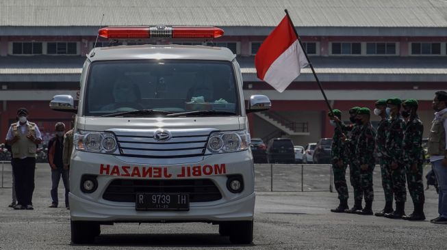 Sejumlah relawan, anggota BPBD dan Satgas COVID-19 Kabupaten Banyumas melakukan upacara pelepasan jenazah Ari Juniyanto di halaman GOR Satria Purwokerto, Banyumas, Jateng, Sabtu (17/7/2021).  ANTARA FOTO/Idhad Zakaria