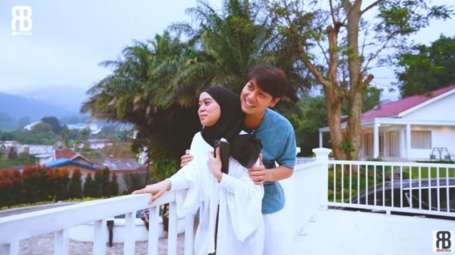 Momen Rizky Billar dan Lesti Kejora liburan di vila Puncak. (YouTube/Rizky Billar)