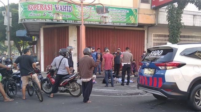 Korban tabrak lari tergeletak di tepi Jalan Sunan Kudus, Jawa Tengah, Mingggu (28/7/2021). (ANTARA)