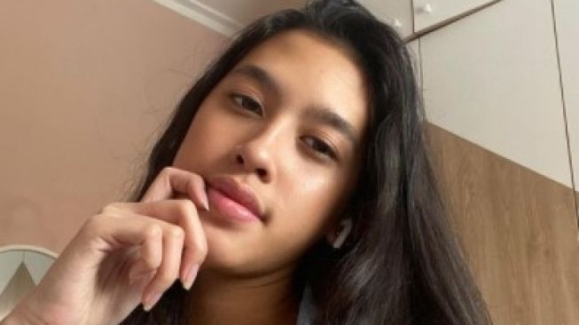 10 Potret Queena Miendra Anak Mieke Amalia yang Jarang Disorot, Warisi Pesona Ibunda