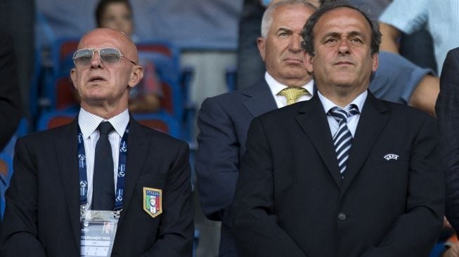 Mantan pelatih AC Milan dan Timnas Italia, Arrigo Sacchi (kiri). [Jack Guez / AFP]