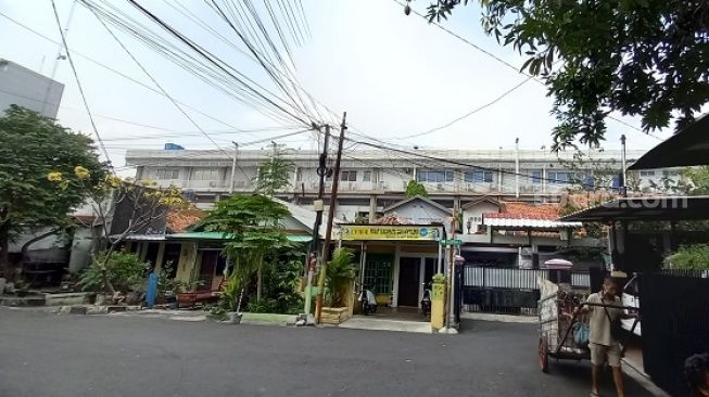 Penampakan dari pemukiman warga pasca salah satu bangunan di kantor BPOM terbakar. (Suara.com/Arga)