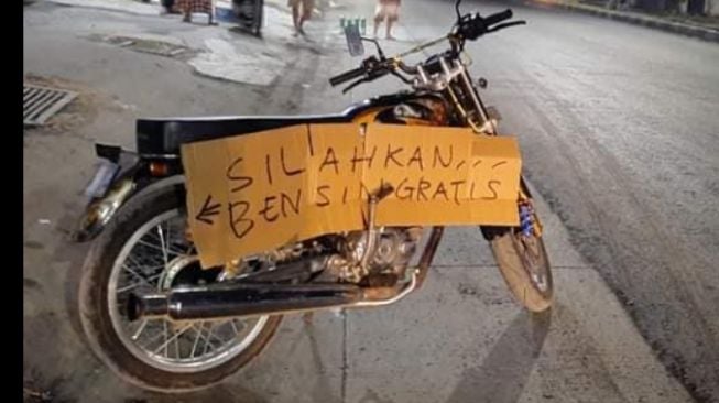 Viral Potret Pemotor Bagi-Bagi Bensin Gratis di Pinggir Jalan, Ini Dia Faktanya