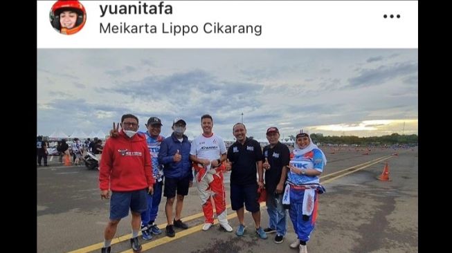 Yuanita FA dalam sebuah kejuaraan slalom Nasional, berpotret besama pereli Nasional Rifat Sungkar [Instagram: yuanitafa].