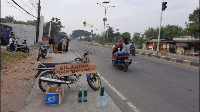 Spanduk bensin gratis terpampang di pinggir jalan (Facebook)