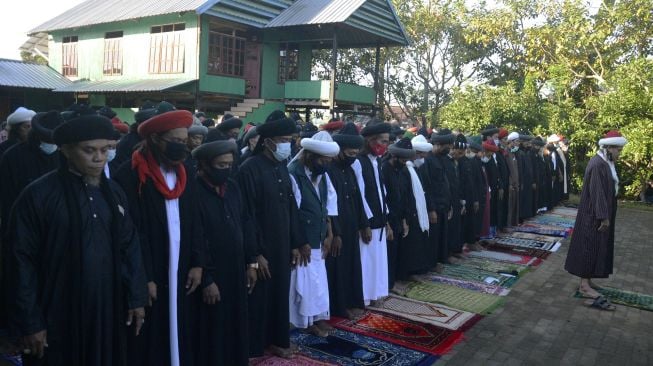 Jamaah An Nadzir melaksanakan Shalat Idul Adha di Kampung Butta Ejayya, Kecamatan Bontomarannu, Kabupaten Gowa, Sulawesi Selatan, Senin (19/7/2021). ANTARA FOTO/Abriawan Abhe