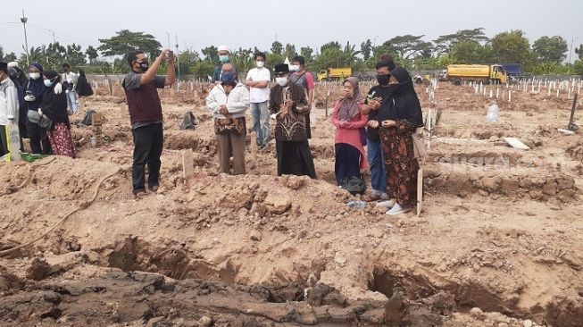 Tak Bisa Dicegah! Banyak Keluarga Nekat Kerumuni Makam Jenazah Covid-19 di TPU Rorotan