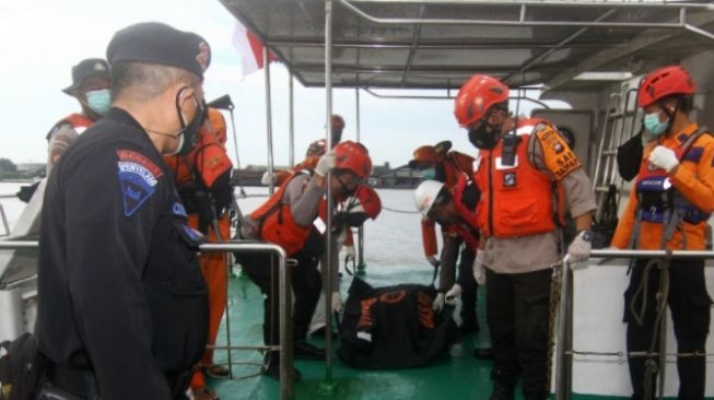 Tim SAR gabungan menemukan salah seorang nelayan yang meninggal, korban kapal tenggelam di Kalbar. (Antara/Jessica HW)