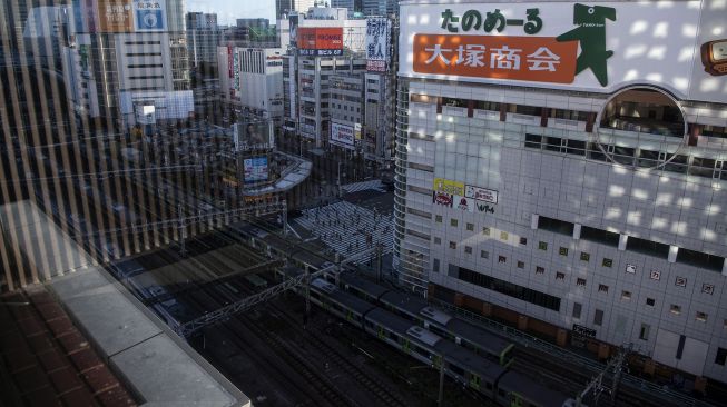 Sejumlah warga menyeberang jalan di kota Shinjuku, Tokyo, Jepang, Minggu (18/7/2021).  ANTARA FOTO/Sigid Kurniawan