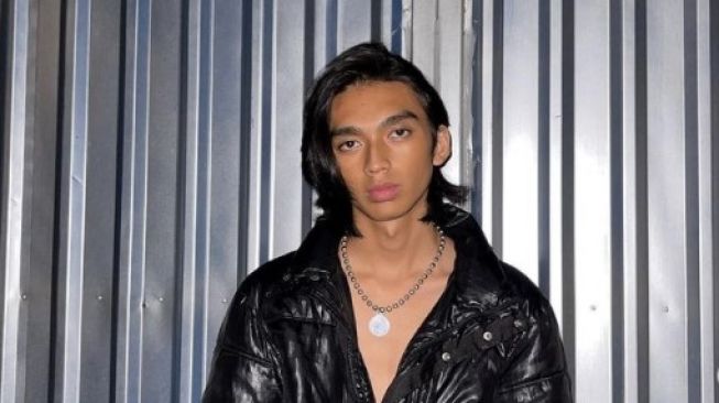 9 Potret Raihan Fahrizal, Model Pria Indonesia Pertama yang Tembus Runway Saint Laurent