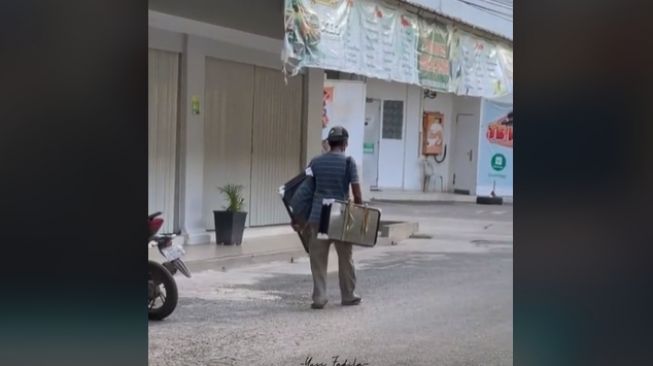 Penjual Cermin Keliling Sepi Pembeli, Membuat Menangis saat Ditraktir Belanja