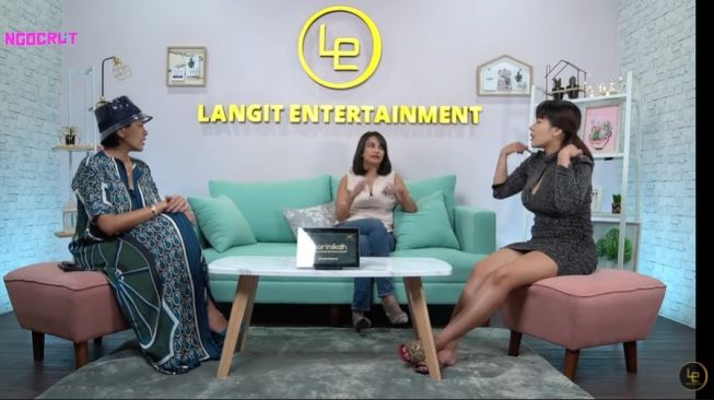 Nikita Mirzani dan Vanessa Angel membahas kalung berlian viral (YouTube)