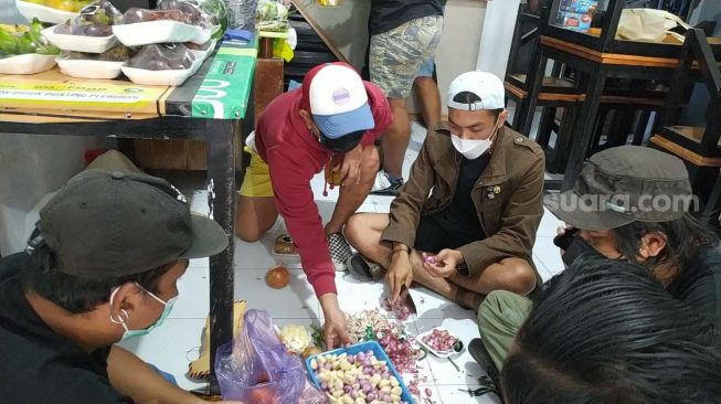 Patut Dicontoh! Kelompok Pemuda di Semarang Patungan Buat Makanan untuk Warga Isoman