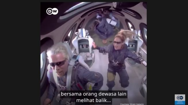 Richard Branson sukses terbang ke luar angkasa (DW Indonesia)