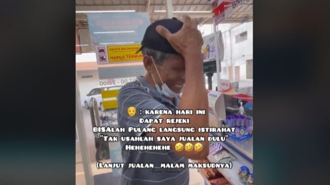 Penjual cermin keliling membuat tangis saat ditraktir belanja. (TikTok)