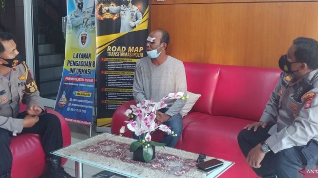 Pengemudi Awaluddin Rao (tengah) saat mendatangi Kantor Polresta Padang untuk menyampaikan permintaan maaf, Minggu (18/7/2021) sore [ANTARA/HO-]