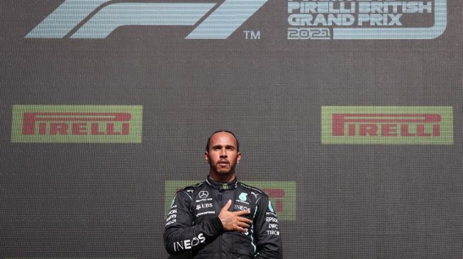 Gestur pebalap Mercedes, Lewis Hamilton usai memenangi F1 GP Inggris di Sirkuit Silverstone, Minggu (18/7/2021) malam WIB. [LARS BARON / POOL / AFP]