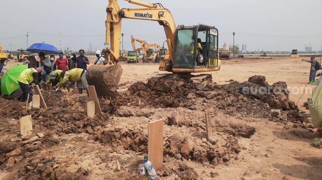 Saban Hari Gali 60 Lubang Makam Covid-19, Petugas Alat Berat di TPU Rorotan: Kami Capek!